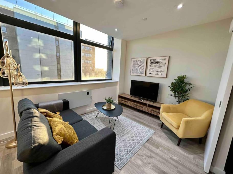 1 Bed Flat With View Of Old Trafford Manchester Exterior foto