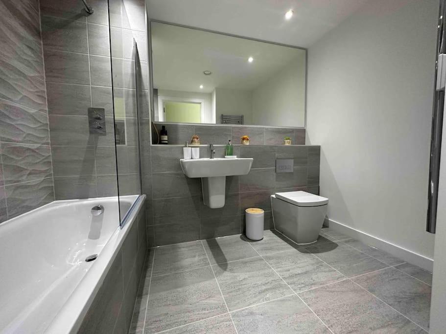 1 Bed Flat With View Of Old Trafford Manchester Exterior foto