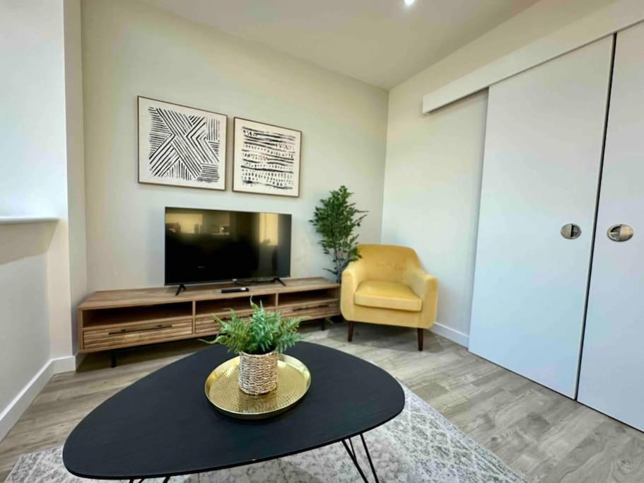 1 Bed Flat With View Of Old Trafford Manchester Exterior foto